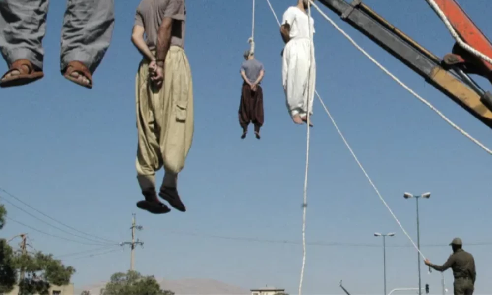 Ιράν: Κρέμασαν 4 άνδρες που βίασαν γυναίκα μπροστά στο σύζυγό της